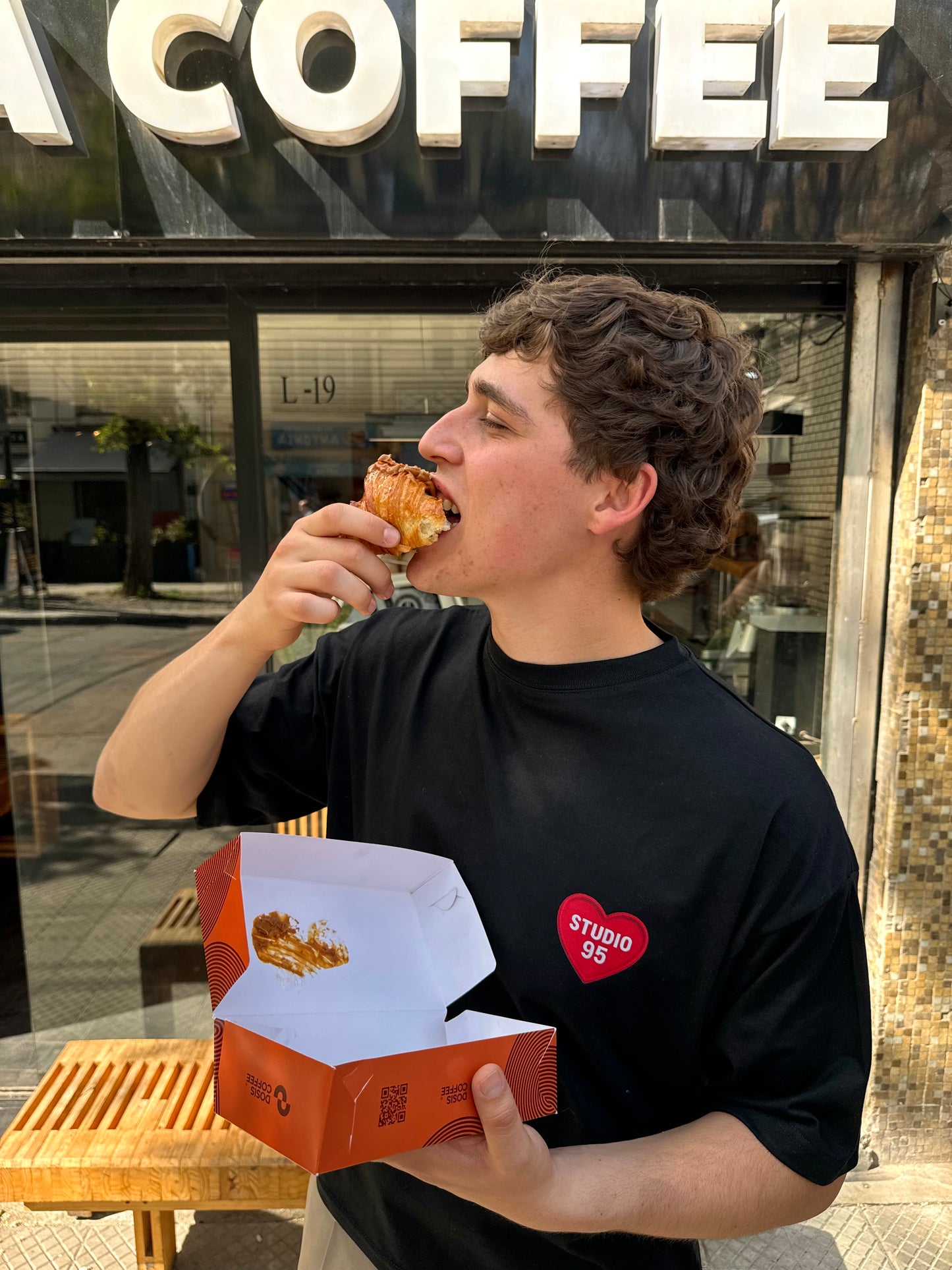 HEART PATCH TEE (NEGRA)