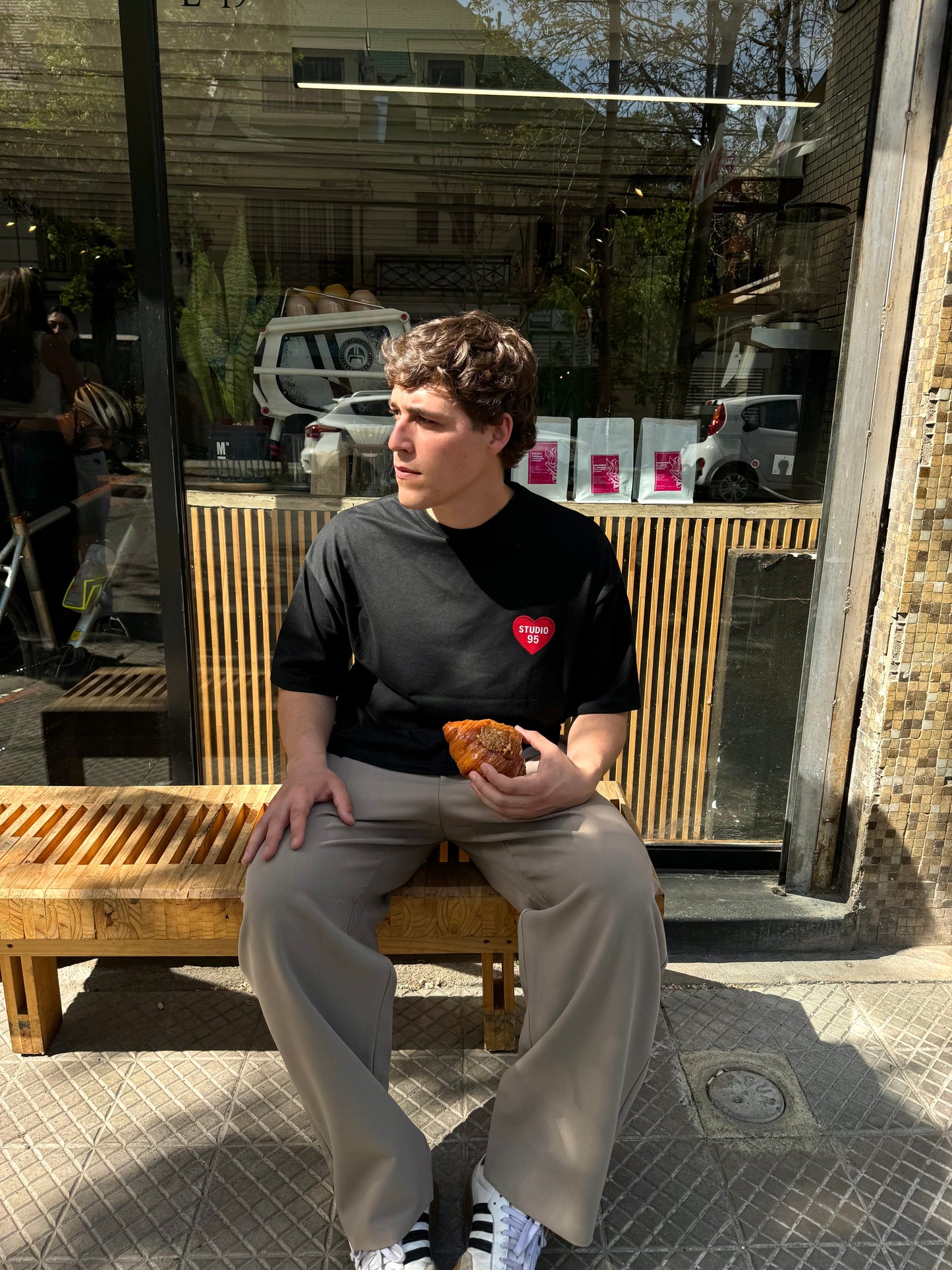 HEART PATCH TEE (NEGRA)