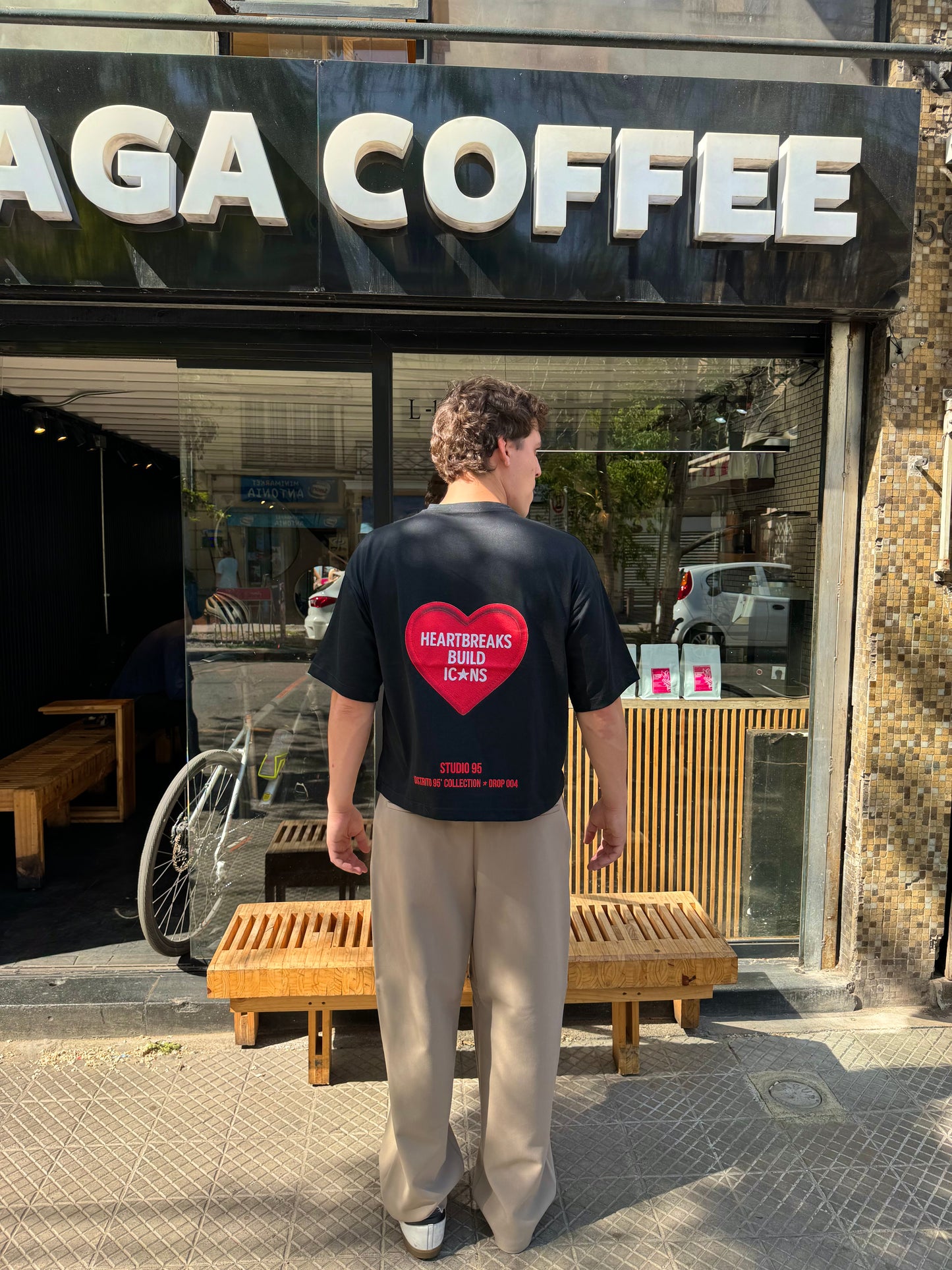 HEART PATCH TEE (NEGRA)